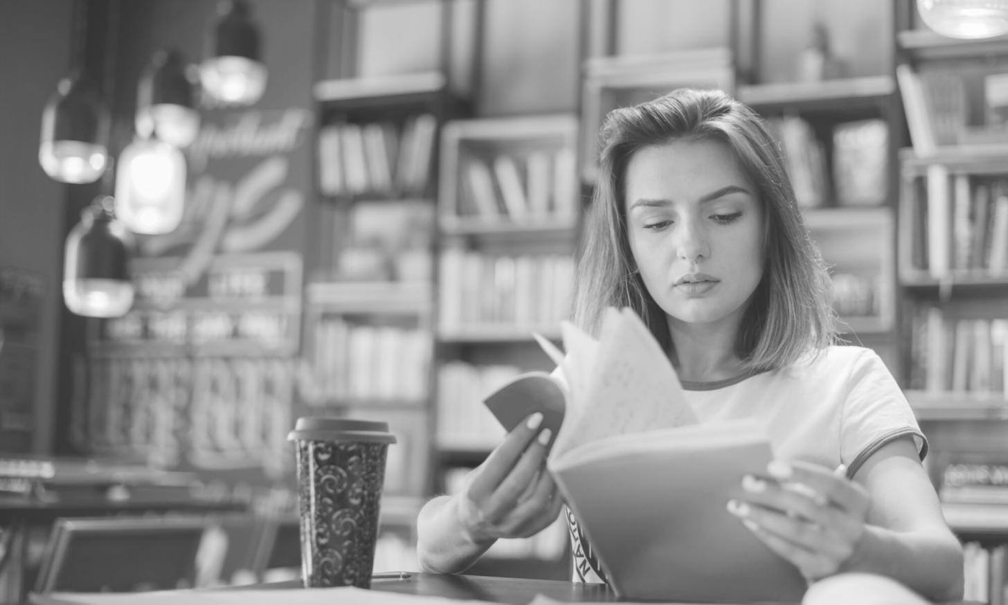 Environnement d'apprentissage moderne avec tableaux d'analyse et espaces de travail collaboratif